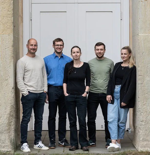 ITO Consulting Dresden Team arbeitet gemeinsam am Tablet